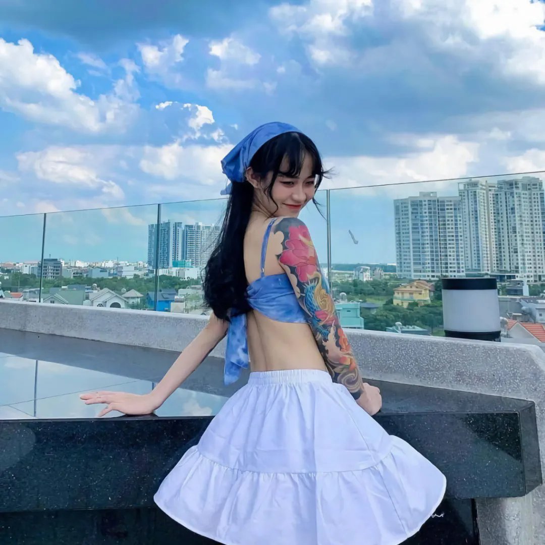 给小酒馆女子喝高杯酒